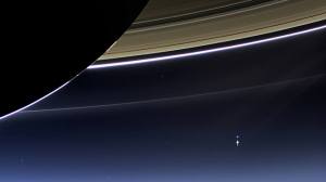 Saturn i Zemlja - foto: NASA