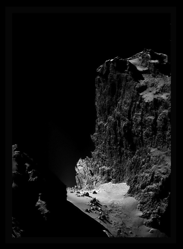 Površina komete 67P/Churyumov-Gerasimenko - foto: ESA/Rosetta/NAVCAM,obrada Stuart Atkinson.